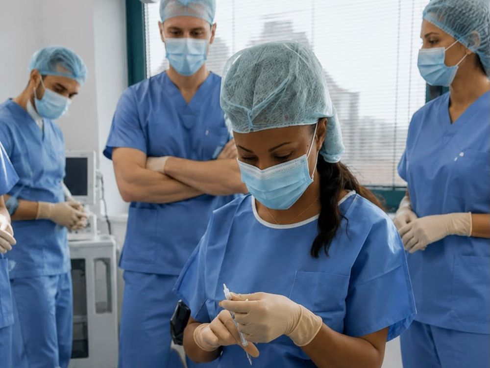 Démonstration technique devant un groupe de praticiens, en environnement médical